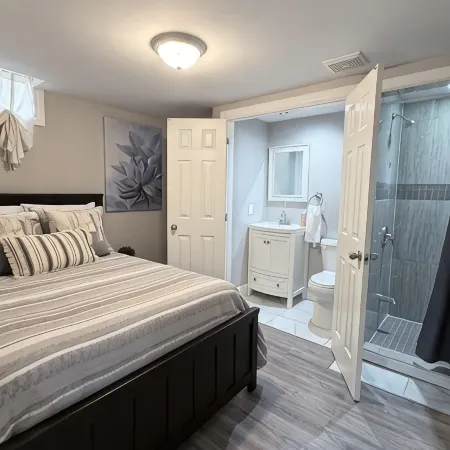 Fabulous 2-bedroom apartment with AC in charming Whitby