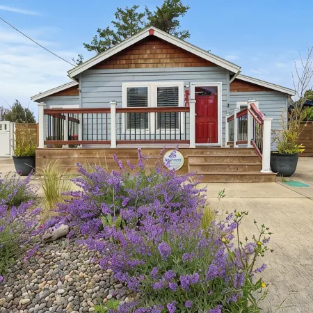 Cozy Seaside Cottage • Walk to Beach • Fenced Yard