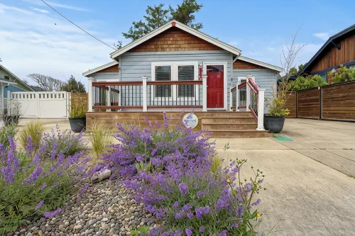 Cozy Seaside Cottage • Walk to Beach • Fenced Yard - 3 tähden