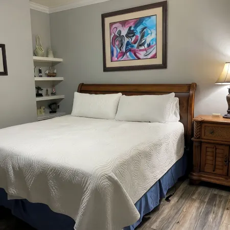 2 BR/ 2BA Condo1 King /2 Full beds Sleeps 6 close to OWA & Foley Tourism Complex
