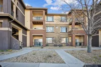 Castle Rock Retreat w/ queen bed, pool & hot tub