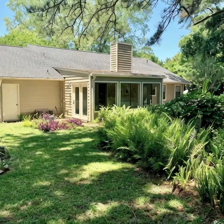Charming 3-bedroom house in South Mount Pleasant minutes away from the beach!