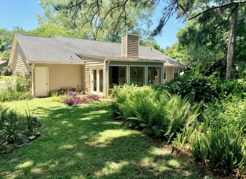 Charming 3-bedroom house in South Mount Pleasant minutes away from the beach!