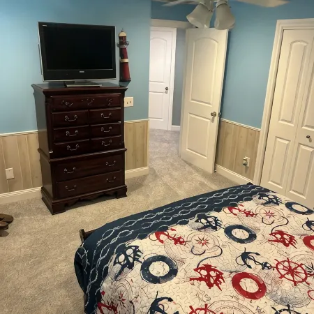 Comfy lake home on the water mins from cp, sports force, downtown and the jet