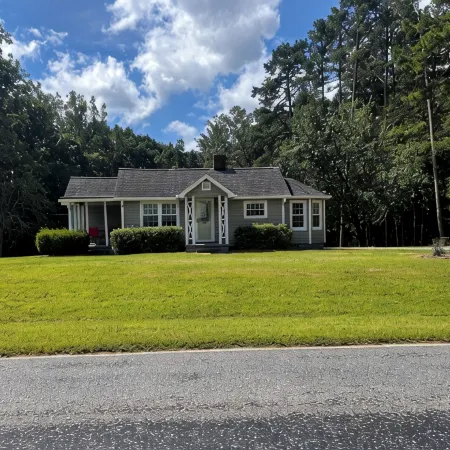 Charming 2-bedroom Cottage with AC and WiFi in Pilot Mountain
