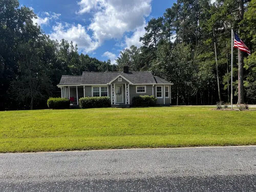 Charming 2-bedroom Cottage with AC and WiFi in Pilot Mountain