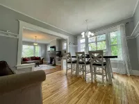 Charming heritage house 2-bedroom home in the heart of downtown. - بيت ضيافة