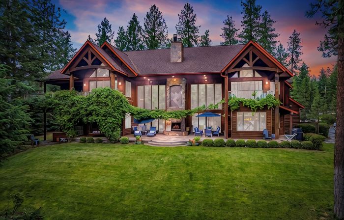 Cdas Finest Secluded Waterfront Estate 7000 Sq ft 5 Forested Acres-Close to Town