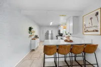 Charming & Relaxing Getaway: Mins to Beach - Patio  5 Star Location - homestay