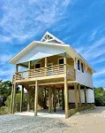 Charming 2-Bedroom, New Custom Home, Linens Provided, Walk to the Beach! - 4つ星