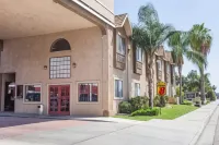 Super 8 by Wyndham Bakersfield South CA - Motels