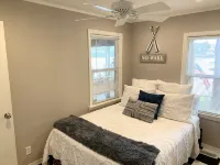 Cottage -Private Hot Tub, Fire Pit, Covered Deck, 20 steps from Lake Hamilton