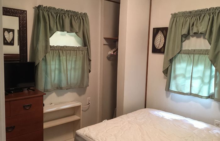 Romantic Getaway, Private Cabin Overlooking Sawyer Lake  Wifi, TV, AC, Heat