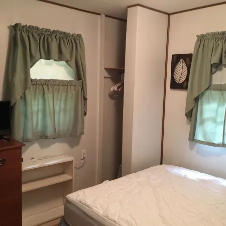 Romantic Getaway, Private Cabin Overlooking Sawyer Lake  Wifi, TV, AC, Heat