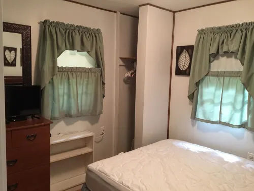 Romantic Getaway, Private Cabin Overlooking Sawyer Lake  Wifi, TV, AC, Heat