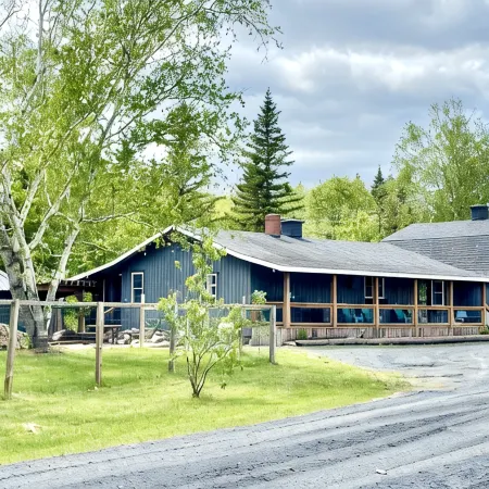 Comfort Elevated • Hot Tub • King Suite • Direct Trail Access • in Town • WiFi