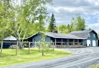 Comfort Elevated • Hot Tub • King Suite • Direct Trail Access • in Town • WiFi - Homestays