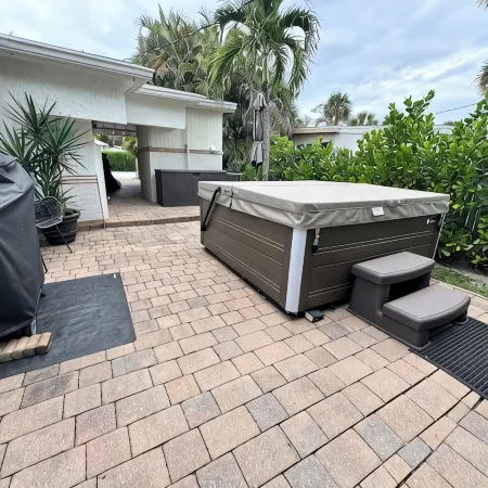 Stylish & comfortable, new Salt Water Hot Tub & 1 mile away from 5th Ave & Beach