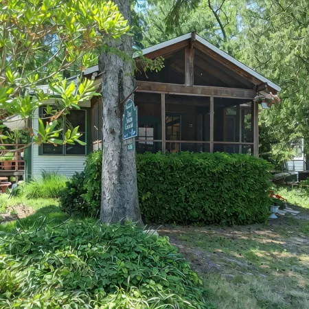 Walk to Private Beach, Great screened porch, Chefs kitchen, Open beam design