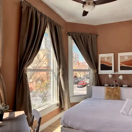 Somerset Hotel Отели рядом с достопримечательностью «Музей Железнодорожных Моделей»