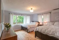 Tabor Hillside Retreat over the trees, walk to trails, and Montavilla cafes. - Jacuzzi