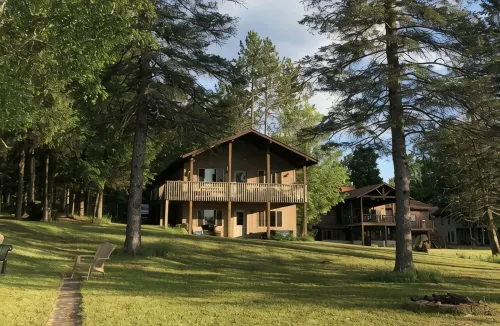 Lakefront 4 Bedroom Cabin - Homestays