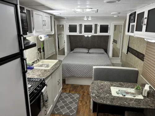 Comfortable RV_Self Check-in, freeWIFI, Free parking, full kitchen, bathroom. - واي فاي