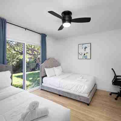 NEW Lux 5BR Villa Near Disney, Knotts, LA, OC w/ Hot Tub & Games Rooms