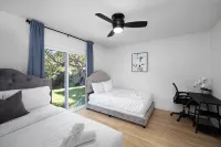 NEW Lux 5BR Villa Near Disney, Knotts, LA, OC w/ Hot Tub & Games