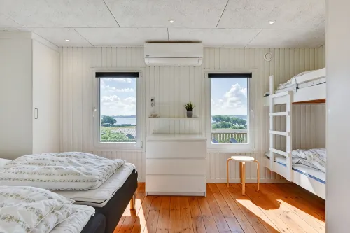 Family-friendly holiday home with a panoramic view of the Aabenraa Fjord