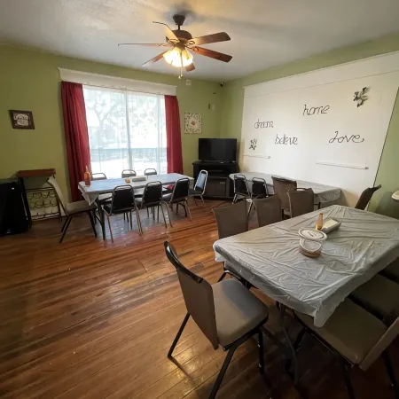 Spacious 6-bedroom house in Hearne with WiFi, AC