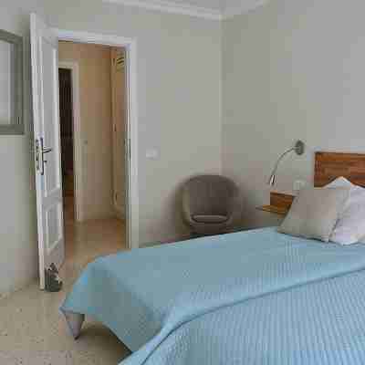 In the most beautiful pedestrian alley of the Port. Tranquility in the center! Rooms