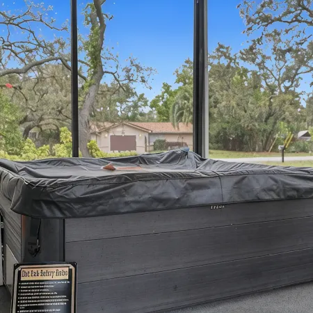 Leafy Lodge, Near Springs, Beach, Hot Tub, Fenced