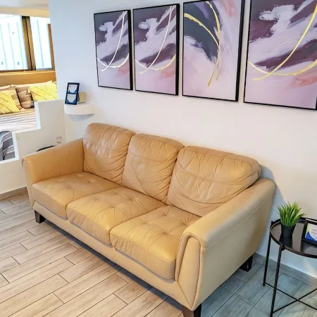 Steps to the beach, 5 mins to airport, cozy and modern, excellent location!
