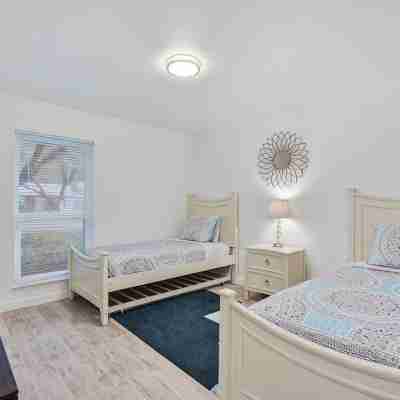 Just Updated,with Putting Green. 5mi 2 Airpt&Dwtn. Great for Family & Business. Rooms
