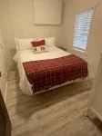 Cozy 4 Season Cottage stunning sunsets on Sparrow LakePet friendly)New Hot Tub - Country Houses