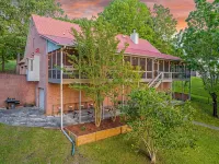 Sleeps 20! Luxe Family Lakehouse! No Steps to Water! EZ Access, Slide, Fast Wifi - 4-Sterne