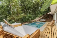 Treehouse Hideaway in Tamarindo Jungle with Pool & Open-Air Living Room - مسبح خاص