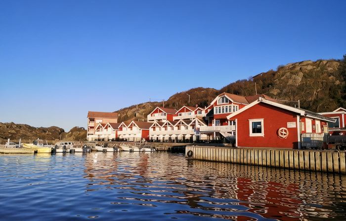 Fantastic fishing hut with sea view directly on the water