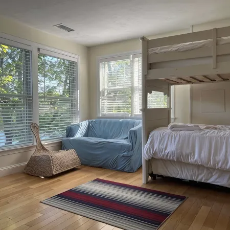 Private Beach on Pond, Linens Included, Kayak & Canoe. All Rooms w/ Pond Views!