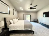 Modern Pines-6 Bedroom, 5.5 Bath. 4 Master Suites! - Boutique