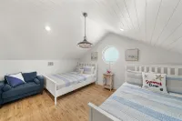New Build! Beach Front Luxury House w/Ocean Views & Breeze - 비치