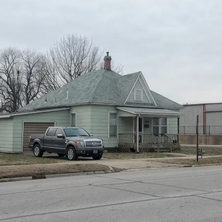 The 1860 - Your family will be close to everything when you stay at here. Hotels in Iola
