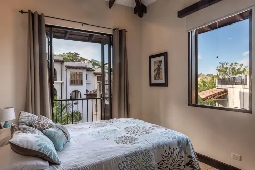 Beautiful Mediterranean-Style Penthouse with an Ocean View Balcony - Apartments