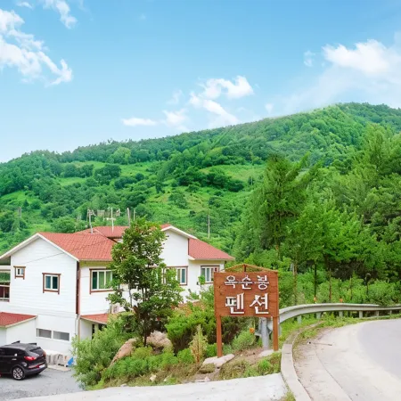 Jecheon Oksunbong Pension Отели рядом с достопримечательностью «Храм Чонбанса»