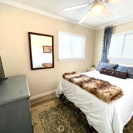 Newly Renovated 3BR/2BA Condo: Great Location with Stunning Mountain Views!