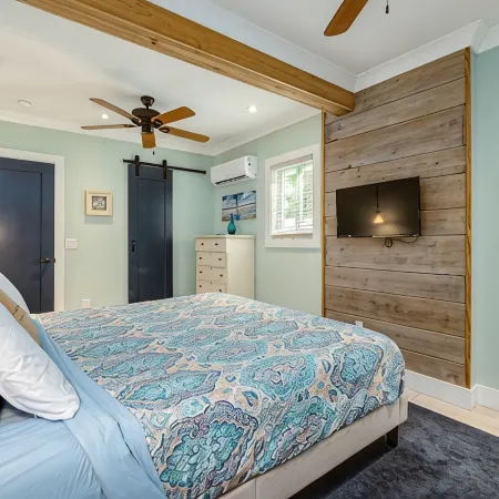 Beautiful downtown Melbourne Beach renovated apartment one block from the beach!