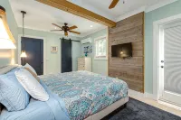 Beautiful downtown Melbourne Beach renovated apartment one block from the beach!