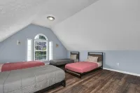 Spacious & Modern Home with everything you need! - WiFi