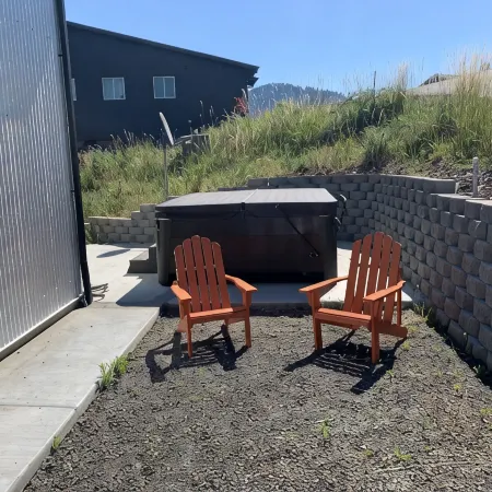 Get Away to White Salmon; Hot Tub, Pickle-Ball, Basketball, Fitness Room & More!